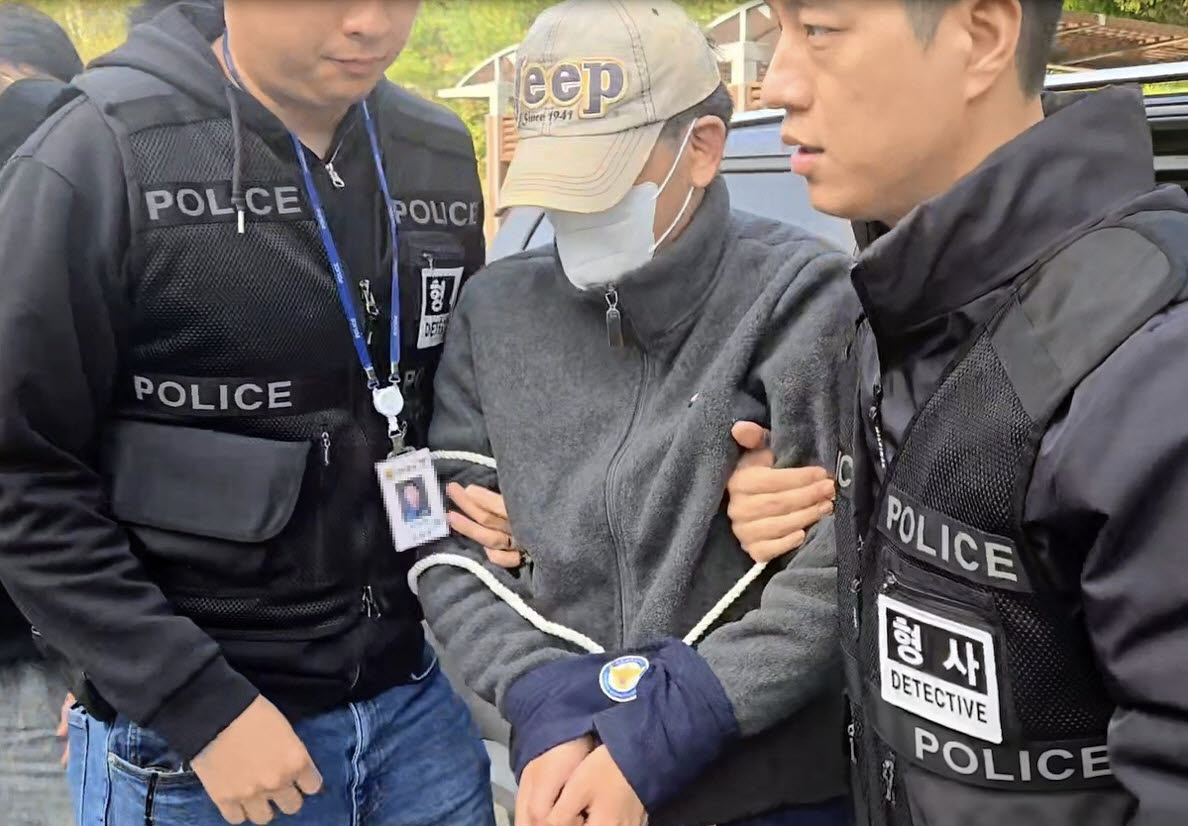 알고 지낸 일본인 여성을 살해한 혐의를 받는 30대 남성 A씨가 구속 전 피의자 심문(영장실질심사)을 받기 위해 법정으로 들어서고 있다. (사진=연합뉴스)