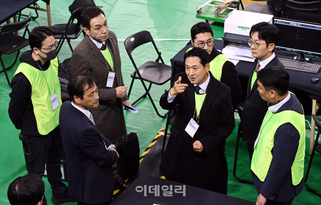 장동혁 국민의힘 대표와 국민의힘 검증참관인이 28일 오전 서울 송파구 올림픽공원 핸드볼경기장 앞에서 열린 선관위 특검 올림픽공원 현장 검증에서 이태한 선거관리위원회 특별검사에게 항의하고 있다. (사진=공동취재단, 이영훈 기자)