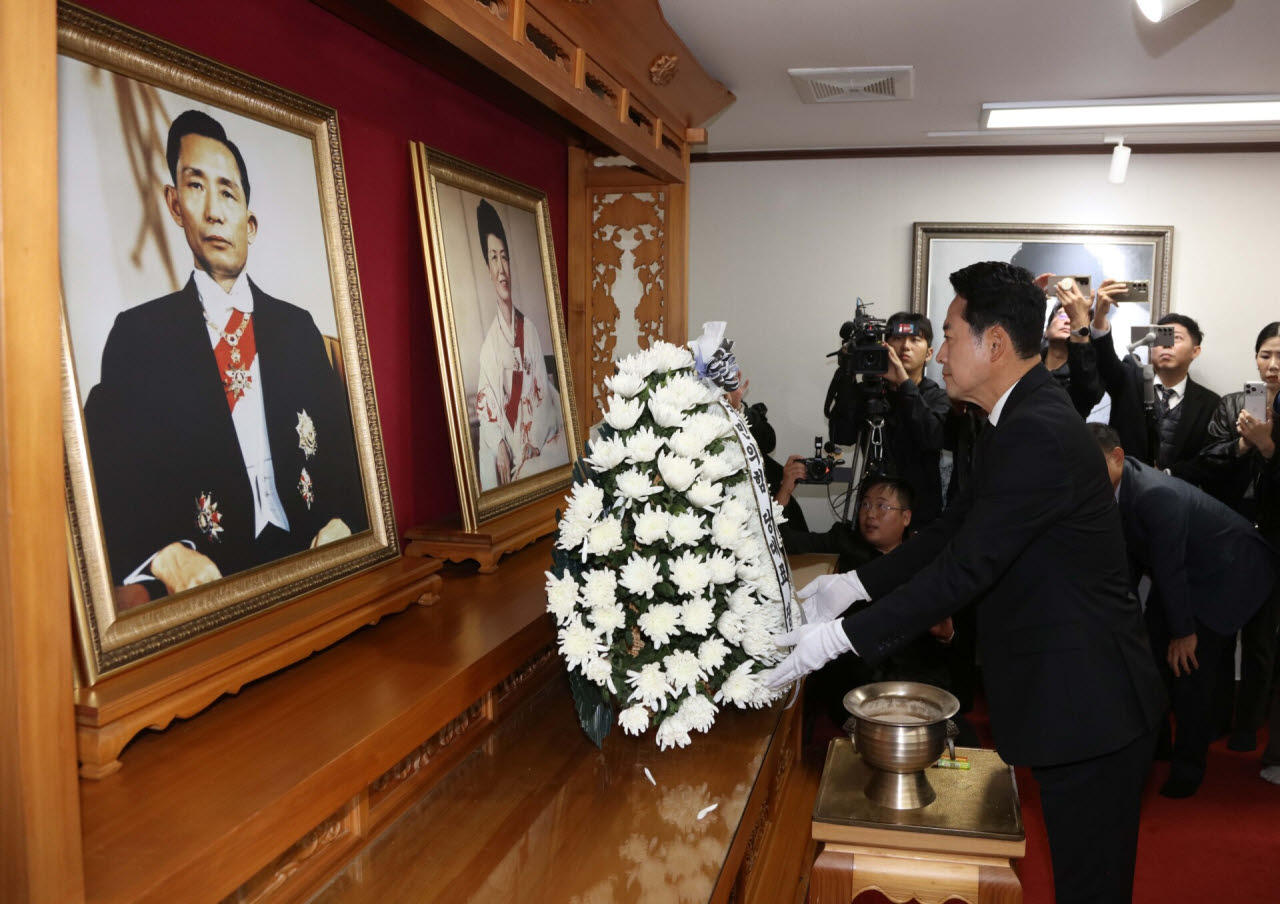 박정희 전 대통령 생가서 헌화하는 장동혁 대표. (사진=뉴시스)