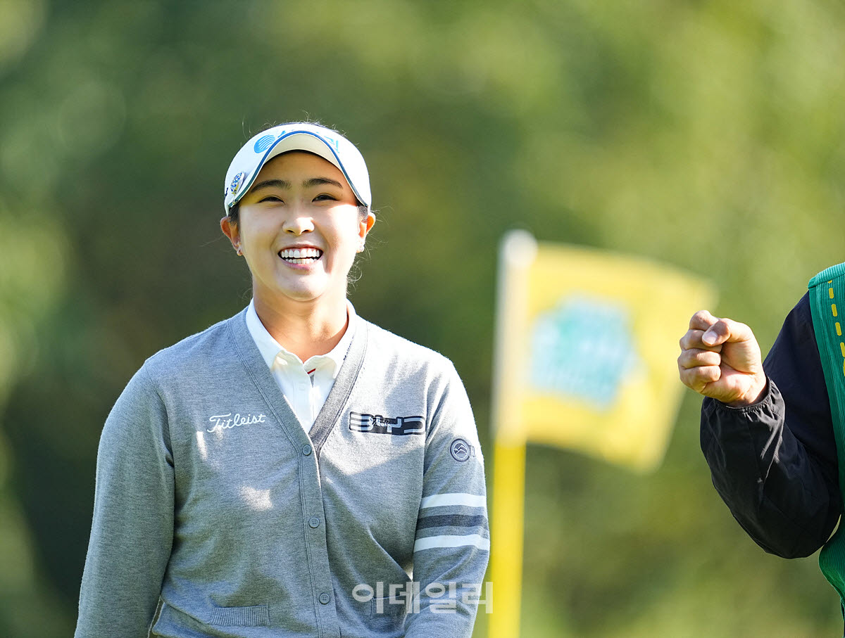 [포토]김민주,첫 홀 버디 성공 미소