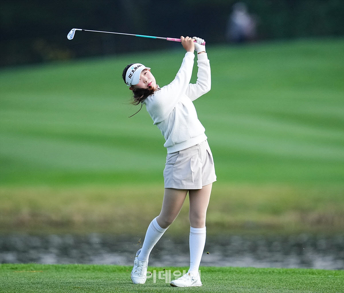 [포토]길예람,그린에 올라 핀으로