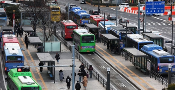 진통끝 손 잡은 서울 시내버스 노사…15일 첫차부터 정상 운행(종합)