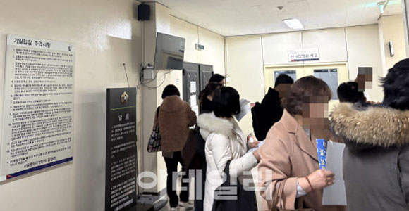고금리에 흔들리는 '영끌족'…법원 경매장은 `북적`