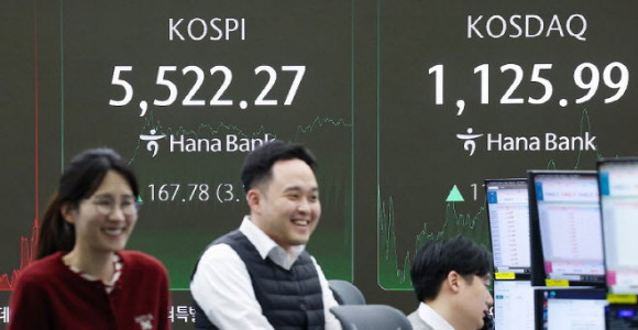 코스피 5500 돌파…‘HBM4 첫 양산 출하’ 삼전 6% 강세(마감)
