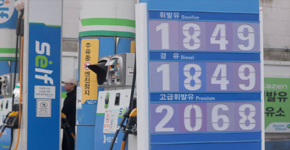 "석유·먹거리값 통제는 시간벌기용...2~3개월 뒤 더 큰 충격 올 수도"