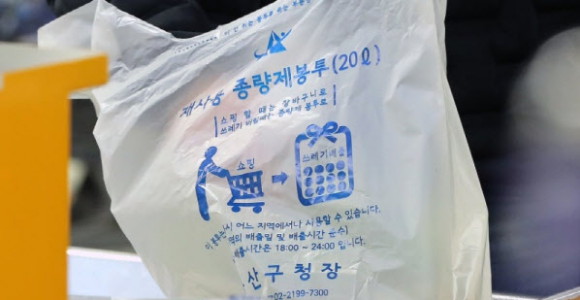 쓰레기봉투 사재기에 투석 튜브까지 부족…원자재 쇼크 덮친 아시아