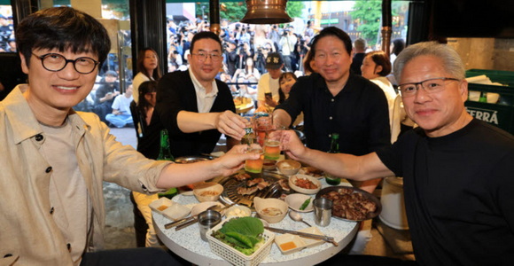 젠슨황, 총수들과 '삼소 회동'…고기는 '막내' 구광모가 구웠다(종합)