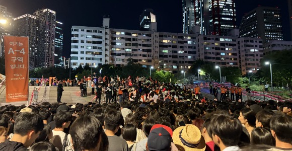 막 내린 불꽃축제…인파 떠난 자리엔 '쓰레기 산'