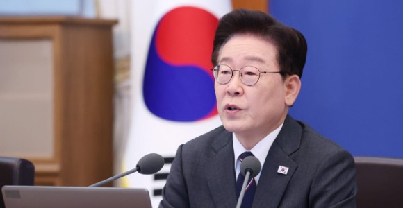 李대통령 골프장 방문 놓고 공방…靑 “현장서 사고 지시” 野 “황제골프”(종합)