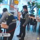"천천히 식사하세요"...식당서 노인 둘러싼 경찰, 무슨 일?