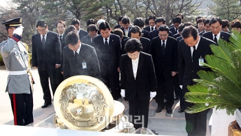 한명숙 대표 `김대중 대통령 묘역 참배`                                                                                                                                                             