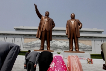 "김일성 수령님, 저희 결혼했습니다"                                                                                                                                                      