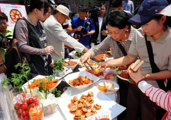 "어디, 토마토 요리 맛 좀 봐야지"                                                                                                                                                        