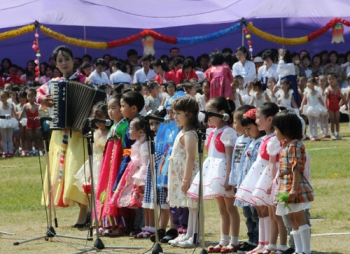 아코디언 연주에 합창하는 북한 어린이                                                                                                                                                              