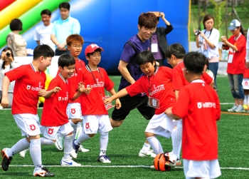 런닝맨 박지성, 축구 꿈나무 `올인`                                                                                                                                                                       