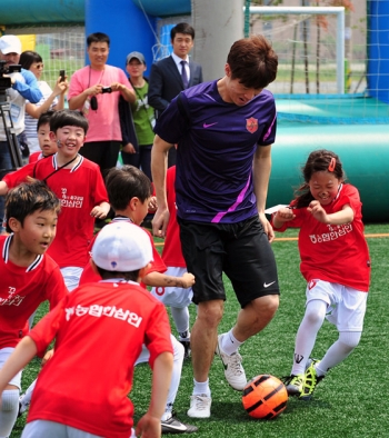 박지성과 축구 꿈나무들 `즐거워요`                                                                                                                                                                 