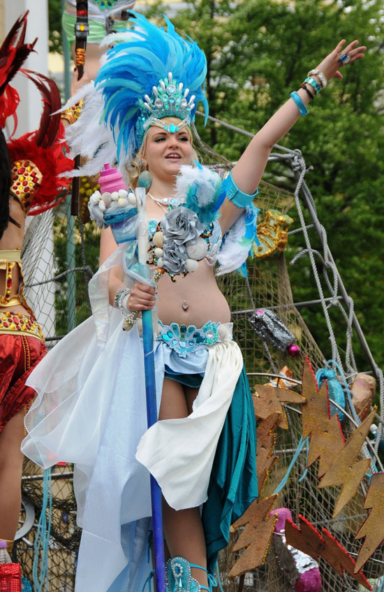  `삼바 카니발` 파란색 깃털 날리며..                                                                                                                                                               