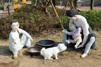 엄마 품 속 아기.. 강아지가 노리는 건?                                                                                                                                                             