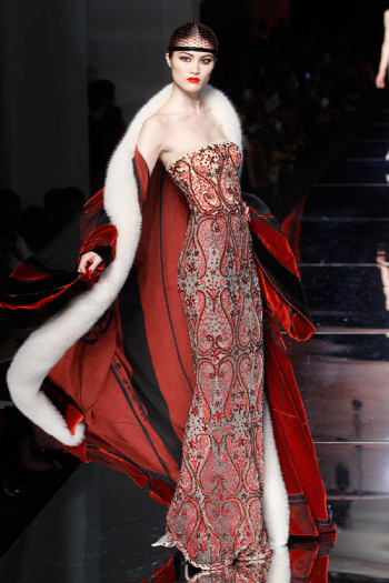 `파리 패션쇼` 붉은 드레스의 유혹                                                                                                                                                                  