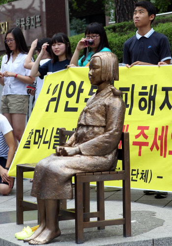 전국에서 모인 청소년들 '소녀상 사진에 담아 가야지'                                                                                                                                      