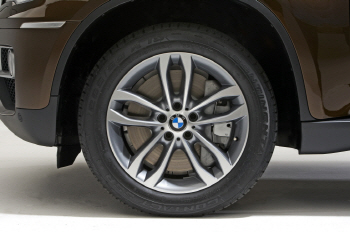 BMW `뉴X6` Y 스포크 스타일의 20인치 경합금 휠                                                                                                                                                     