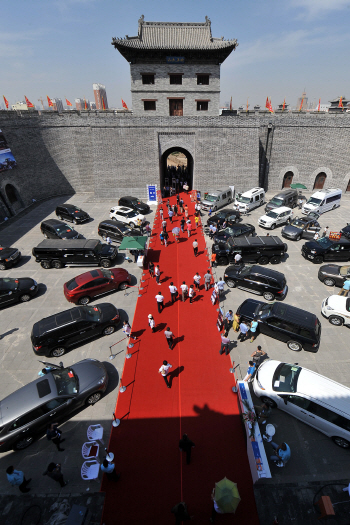  `국제 자동차 문화 축제` 성곽에 둘러싸인 차들                                                                                                                                                     