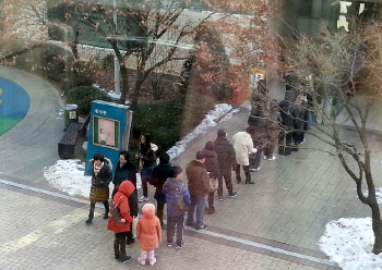 투표를 기다리는 시민들 "아이 추워!"                                                                                                                                                     