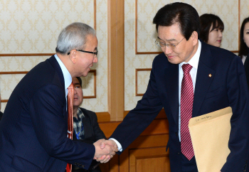 악수하는 현오석 부총리와 변재일 민주통합당 정책위의장                                                                                                                                             