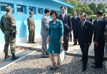 군사분계선 넘는 북측 대표단                                                                                                                                                                       