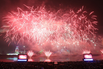 `포항국제불빛축제` 밤하늘, 눈 부시게 번지는 불꽃                                                                                                                                                  