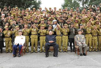  北 김정은, 열병식 참가 전쟁노병들과 기념사진                                                                                                                                                     