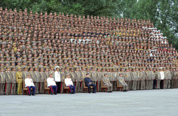  北 김정은, 열병식 참가 전쟁노병들과 기념사진                                                                                                                                                     