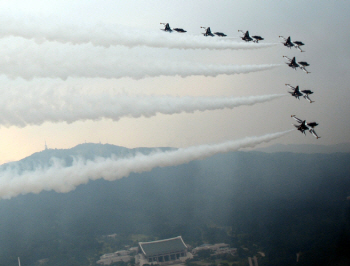  천안 독립기념관 상공 비행하는 블랙이글                                                                                                                                                           