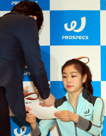 김연아 '사인 잘 간직해 주세요'                                                                                                                                                          