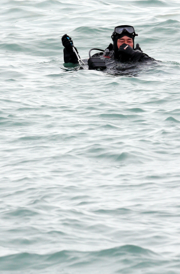  <여객선침몰> 조류에 휩쓸려나온 잠수대원                                                                                                                                                          