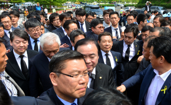  광주서 항의받는 새정치연합                                                                                                                                                                       