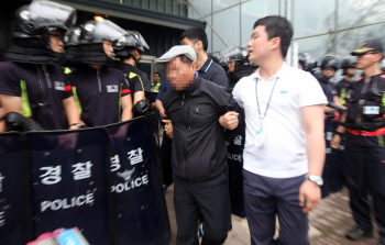  '공무집행 방해' 신도 체포하는 경찰                                                                                                                                                     