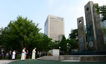 순교자들 위해 기도 드리는 프란치스코 교황                                                                                                                                                         