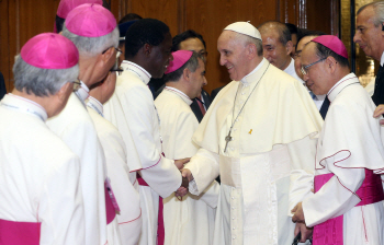 사제들과 인사 나누는 프란치스코 교황                                                                                                                                                              