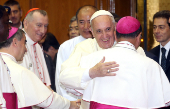 사제들과 인사 나누는 프란치스코 교황                                                                                                                                                              