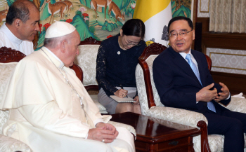 정홍원 총리와 환담 나누는 프란치스코 교황                                                                                                                                                         