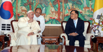 정홍원 총리와 환담 나누는 프란치스코 교황                                                                                                                                                         