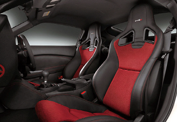 닛산 '370Z 니스모', 실내 '검정+빨강'의 세련된 조화                                                                                                                            