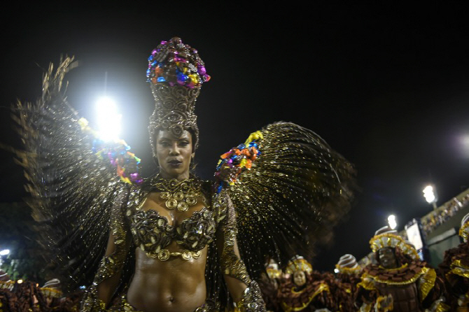  초콜렛 복근 여신의 매혹적인 눈빛 `브라질 카니발`                                                                                                                                                 