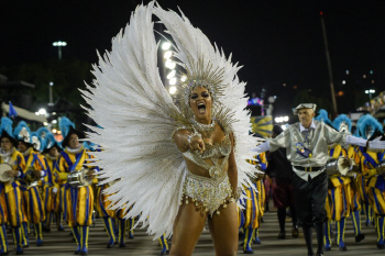  날개 세운 여전사의 섹시 카리스마 `브라질 카니발`                                                                                                                                                 