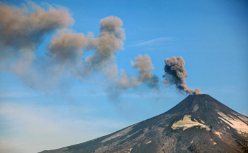  칠레 화산 폭발, 분화구에서 뿜어져 나오는 연기                                                                                                                                                    