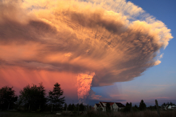  42년 만의 대재앙, 칠레 화산 폭발.. 하늘 뒤덮은 화산재                                                                                                                                            