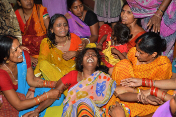  인도 지진, 울부짖는 인도 여인                                                                                                                                                                    