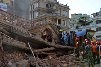  지진으로 무너진 건물                                                                                                                                                                             