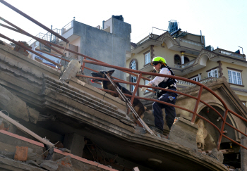  무너진 건물 사이로, 지진 피해자를 찾는 수색견                                                                                                                                                    